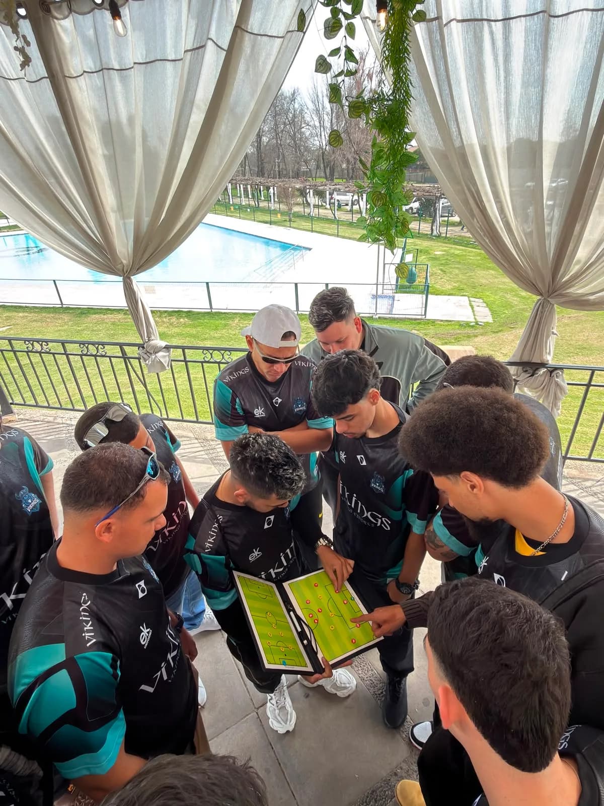 Comissão da Vikings reunida em preleção antes da partida